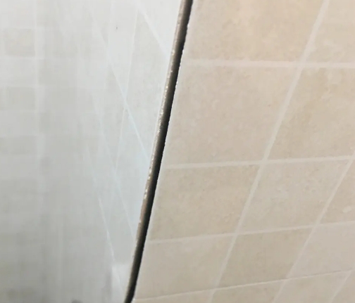 梅河口瓷砖空鼓维修公司分享阳台瓷砖脱落的修复过程可以分为以下几个步骤