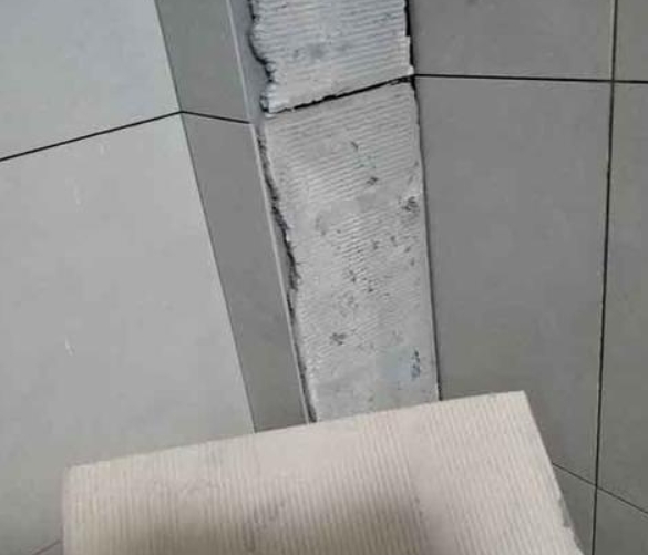 梅河口瓷砖空鼓维修公司分享下厨房瓷砖脱落的补救措施。
